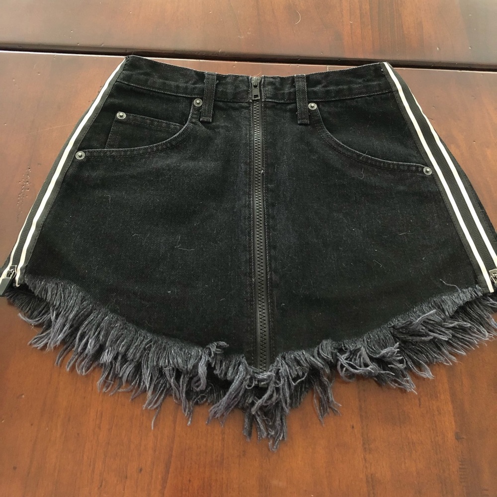 BRAND NEW Carmar black zippered skirt from LF